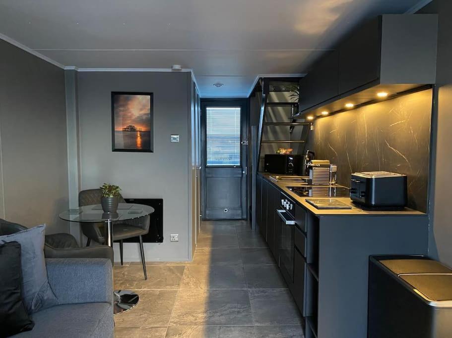 Seascape - Floating Home At Brighton Marina With Free Parking Ngoại thất bức ảnh